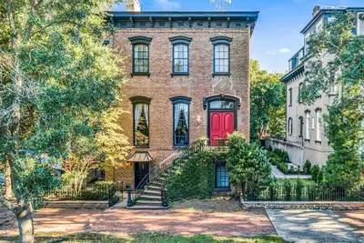 Image de Exquisite Estate with Impeccable Courtyard, Gated Parking by Lucky Savannah