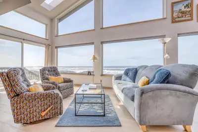 Image de Bright, Updated, Oceanfront Beauty Puts Rugged Yachats Shore at Your Doorstep!