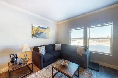 Image de Modern, spacious home with private hot tub & W/D - great location