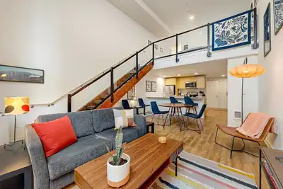 Gorgeous loft in heart of Wallingford with walk score of 96, rooftop deck, & Ac