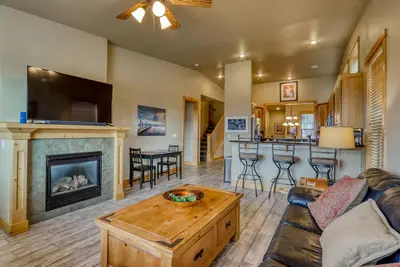 Image de Mountain view townhouse with WiFi, fireplace, central Ac - near shops and dining