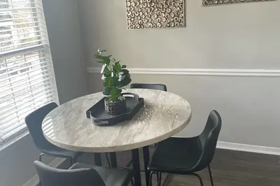 Image de The Perfect Getaway in the heart of Buckhead by Lenox Mall, Phipps Plaza & more.