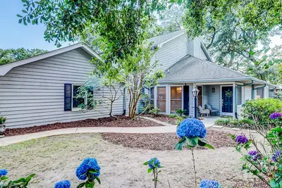 Image de Coastal cottage with yard, near shopping & dining in Old Village District