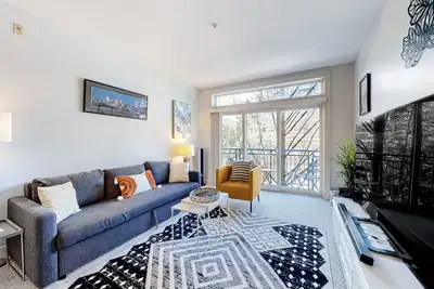 Stylish Belltown Court Gem | Pool, Hot Tub, Sauna, Parking & Rooftop Deck