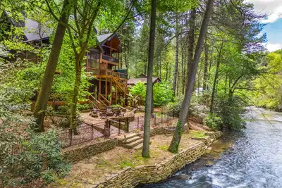 Image de Riverfront cabin with hot tub, fireplaces & game room with pool table