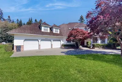 Image de Designer bay-view estate with home office, beach nearby