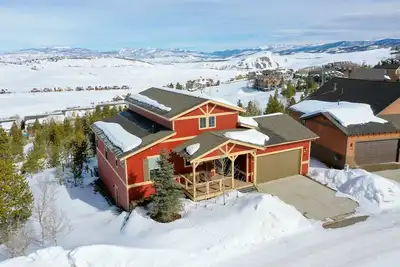 Image de Incredible Slope Side Mountain Home with year round activities