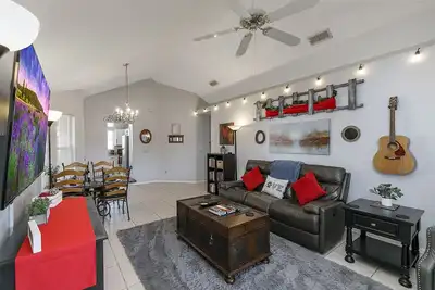 Image de Cozy 4/2, on ⭐ Beautiful Lake, 🧡 Hot Tub, 😎 Chill Patio & 🎮 Game/Bunk Room!