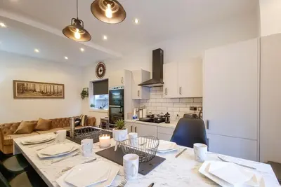 Image de Spacious 6-Bed Home with Large Patio