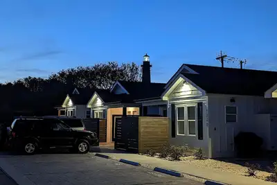 Image de Lighthouse Views, Beach Parking Pass, & Furry Family Members Welcomed