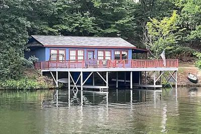 Image de Lakeside Cottage Large Deck Electric fireplace
