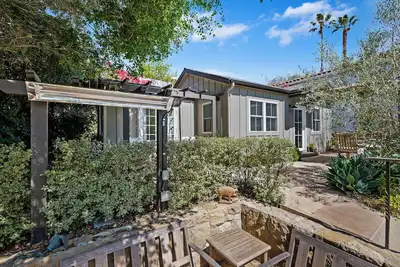 Downtown but secluded cottage