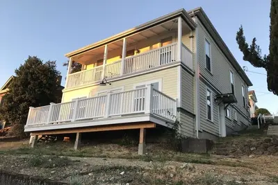 Image de The Yellow House offers an ocean view fully furnished modern suite.