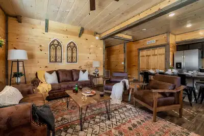 Image de Dog Friendly New Cabin w/ Hot Tub, Game Room & 4-miles to Dollywood