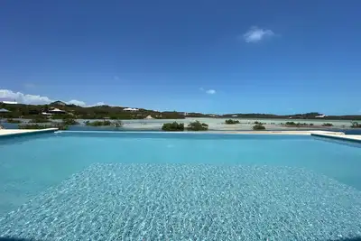 Image de Beautiful modern 4 bedroom villa and pool with stunning views over Turtle Lake