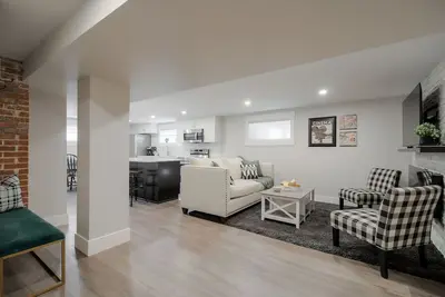 Image de 2 Bedroom Bsmt Suite in the Heart of the City