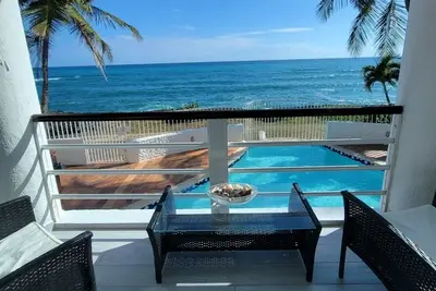 Image de Relaxing Ocean View Apartment- 2 minute walk to the beach!