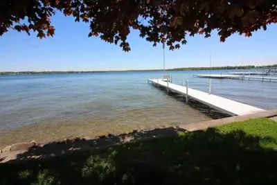 Image de Ogden Point lake front house