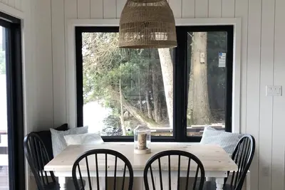 Image de Newly-Renovated Muskoka Island Cottage Steps From Water