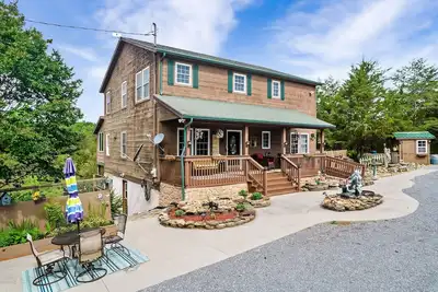 Image de 🛶 🐟 Spectacular Lake Cabin! | Private Lake Access | Hot Tub | Pool Table 🚤 🌊