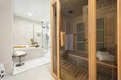 Image de Private Sauna ★ 1 Block from Butler! ★ Chef's Kitchen