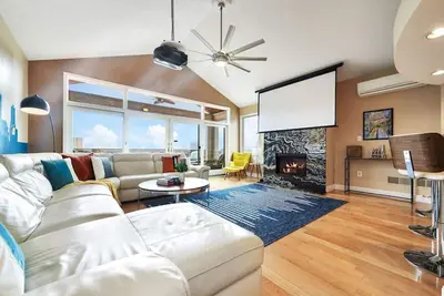 Image de Skyline Views ★ Stunning Balconies ★ Luxe Home!