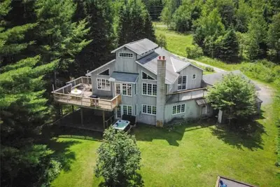 Image de Beautiful 4 Season Muskoka river waterfront cottage with a Hot tub!