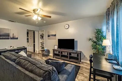 Image de Luxe 2b Home in Carmichael  Netflix  Work Desk