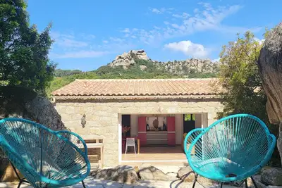 Image de Magnifique bergerie rénovée entre rocher et maquis.