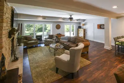 Image de Walking Distance 0. 8 Miles To Stadium!