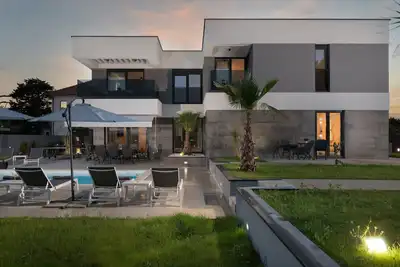 Image de modern villa in a quiet location with a large garden