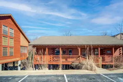 Image de Romantic Studio Cabin for Two with Private Balcony, Jetted Tub, and Gas Fireplace