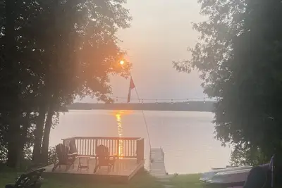 Image de Tranquil 3 bedroom waterfront cottage on private lake!