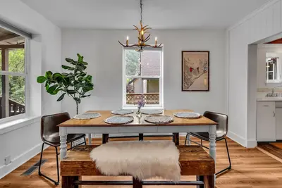 Image de The Where We Roam Log Cabin - Walk to Town with Mountain Views!