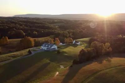 Image de Rent the Estate! Sleep up to 20 with no bunk beds. 120 acres and two houses.