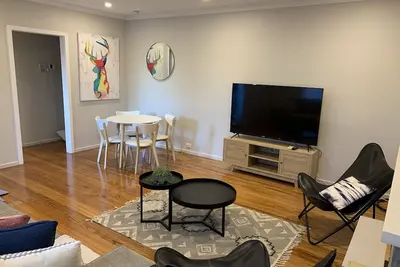 Image de Central & Tranquil Two-Bedroom Home in the Heart of Essendon