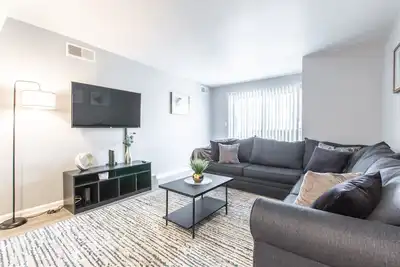 Image de Mtr Private Apartment | 10min Downtown | Renovated | WiFi | Clean!