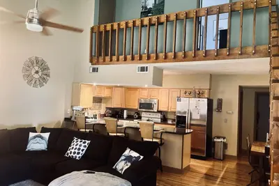 Image de Charming private home with hot tub and patio