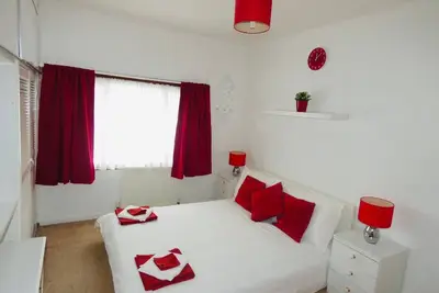 Image de Clean & Cosy 3 Bed House with Free Pvt Parking