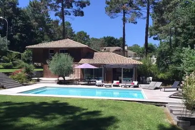 Image de 250 Aquitaine - Spacieuse villa en bois au golf avec piscine chauffée
