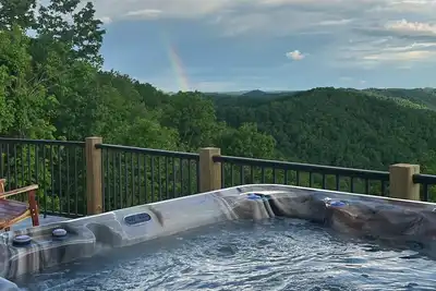Image de Sleeps 11, an amazing view. See 3 states on a clear day. Pic don’t do it justice