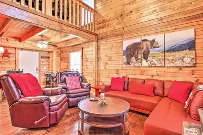 Image de Charming Cabin w/ Hot Tub & Bbq < 7 Mi to Main Strip!