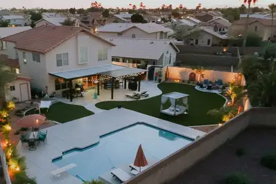 Image de Relax in private heated hot tub or just bask in the sun by the pool.