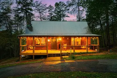 Image de Close Yet Secluded! Hot Tub/Pool Table🎱Arcades🕹15min-PForge🎡20min-Smoky Mtns⛰