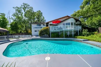 Image de Luxury Home with Mount Shasta Views, Pool and Spa