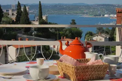 Image de Villa Flori, vue sur la mer, terrasse confortable, beau jardin, proche de la mer