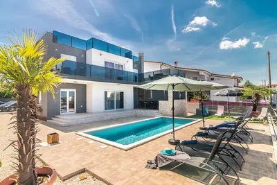 Image de Luxurious vacation villa with 5 bedrooms and private pool in Liznjan