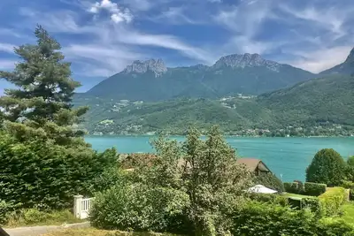 Image de Villa traditionnelle avec vue sur le lac d'Annecy