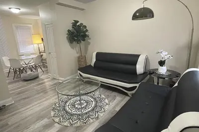 Image de Remodeled Home with 2 cars parking, central air, Incredible kitchen