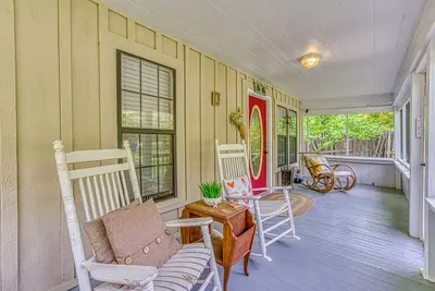 Image de Eclectic Cozy Cottage walking distance to downtown